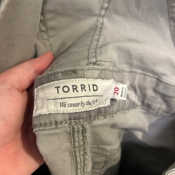 Torrid Camo Short Overalls Size 20 GUC U0817 - Picture 7 of 12